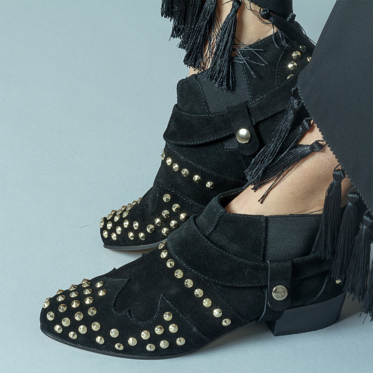 Botin serraje y tachas